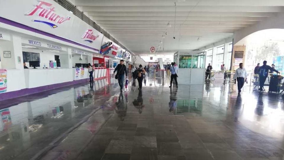 Pasajero enloquece por perder su transporte en central de autobuses de Pachuca y agrede a policías