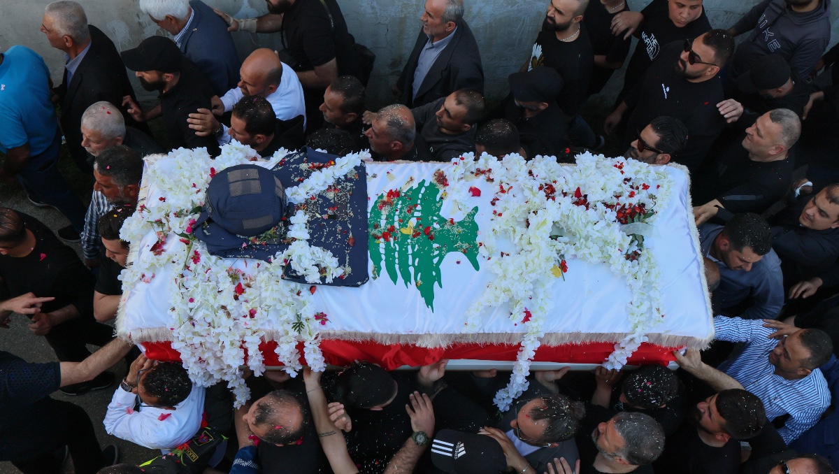 Personas llevan el ataúd de la periodista libanesa Amal Khalil durante su procesión fúnebre en la aldea de Baisariyah. | EFE