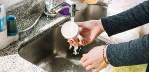 ¿Realmente hace daño mojarse las manos después de planchar? Expertos explican si los cambios de temperatura causan artritis o si es solo un mito popular.