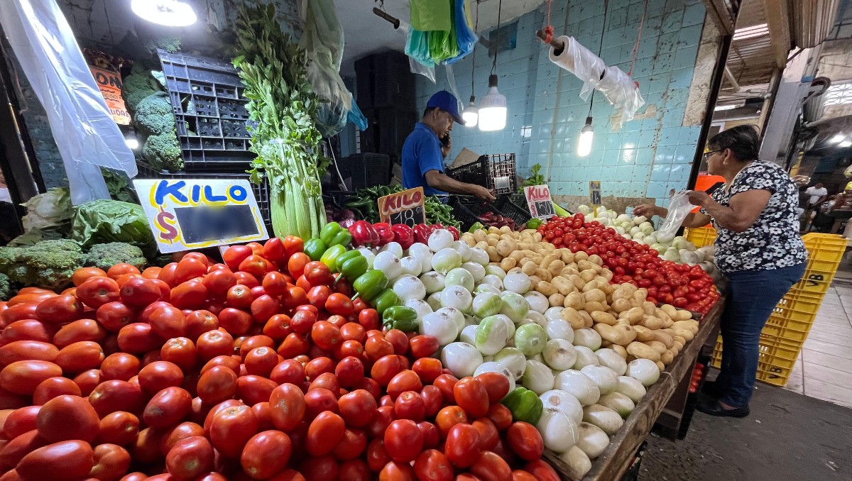 El precio del tomate se duplicó en el mercado municipal de Tampico. (Yazmín Sánchez)