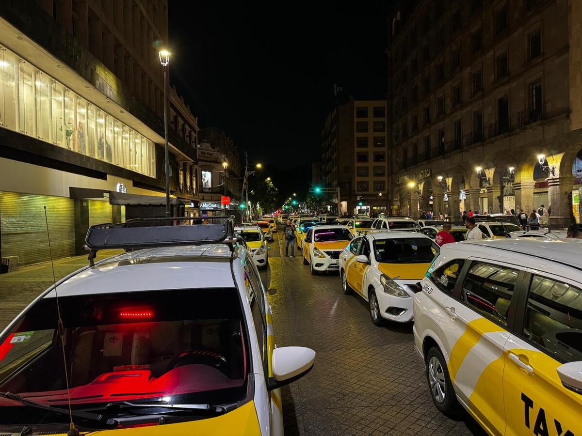 Cerca de 150 taxis de sitio colapsaron la circulación en pleno Centro de Guadalajara. (Usi Toledo)