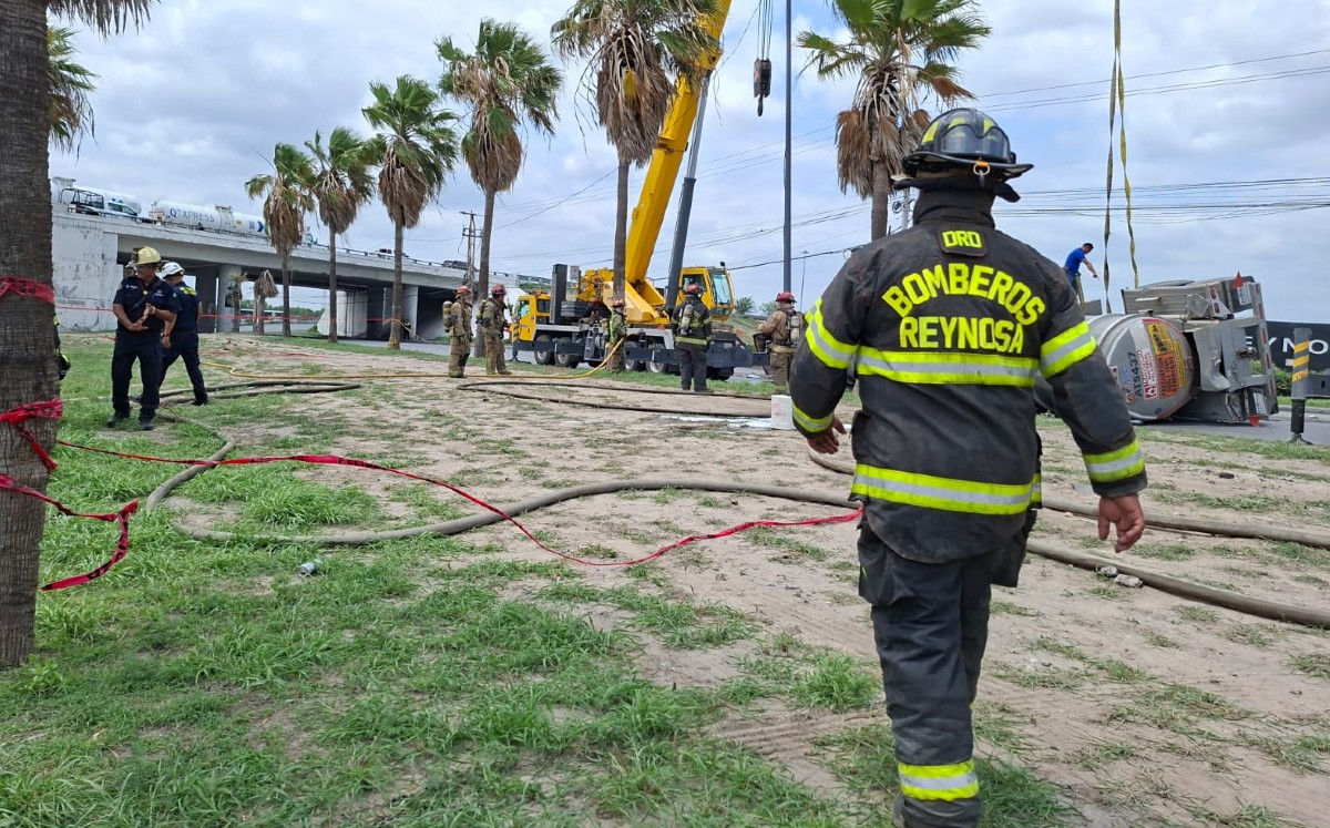 El tractocamión transportaba material peligroso con capacidad de 33,500 litros de gasolina. |