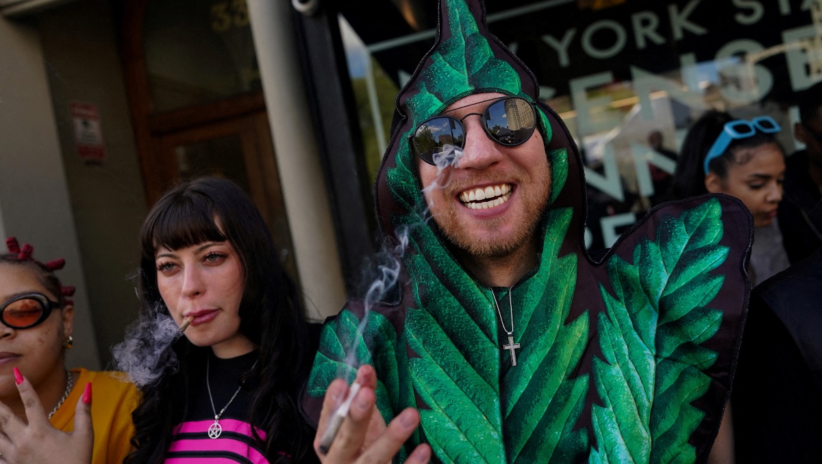 Trump reclasifica la mariguana como droga menos peligrosa. | Reuters