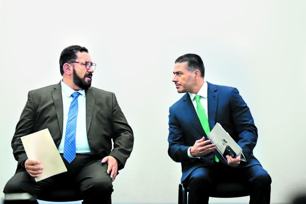 Ulises Lara, fiscal especial para Asuntos Relevantes de la FGR, y el titular de la SSPC. JUAN CARLOS BAUTISTA
