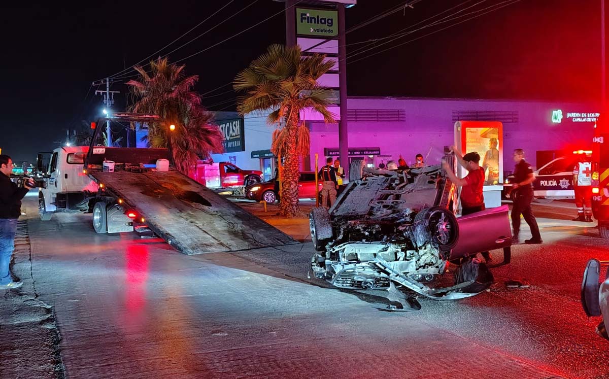 Volcadura en bulevar Revolución. | Foto: Especial