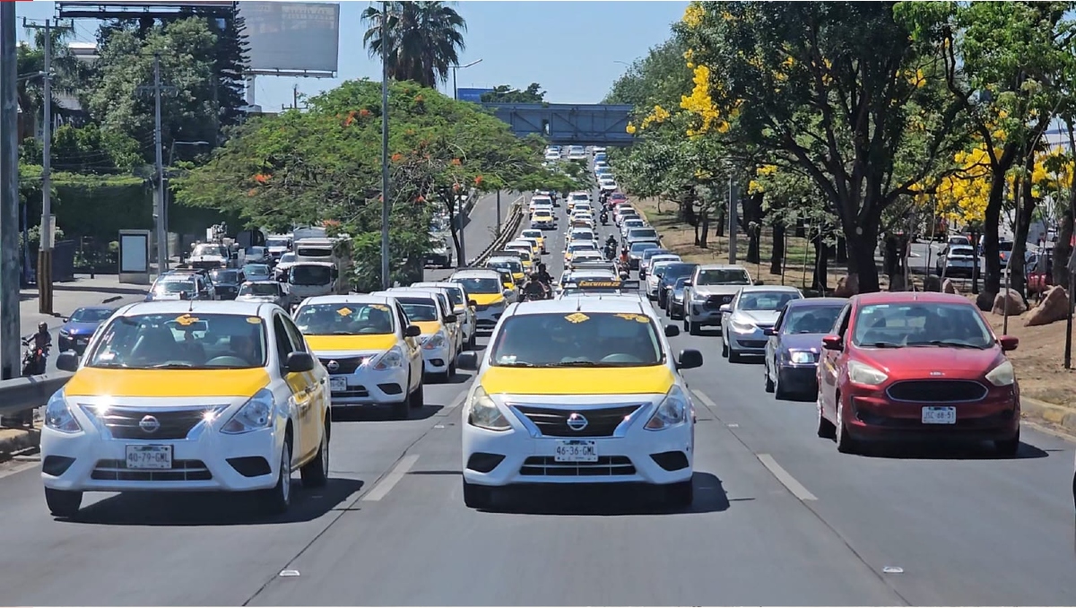 Decenas de taxistas se manifestaron en las principales vialidades del AMG este viernes (Foto: Juan Carlos Munguía)