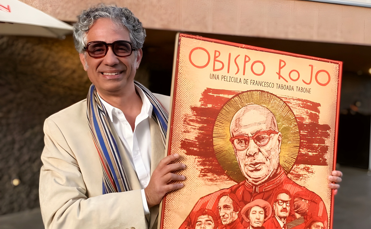 El documentalista Francesco Taboada Tabone con el póster de ‘Obispo rojo’. (Cortesía)
