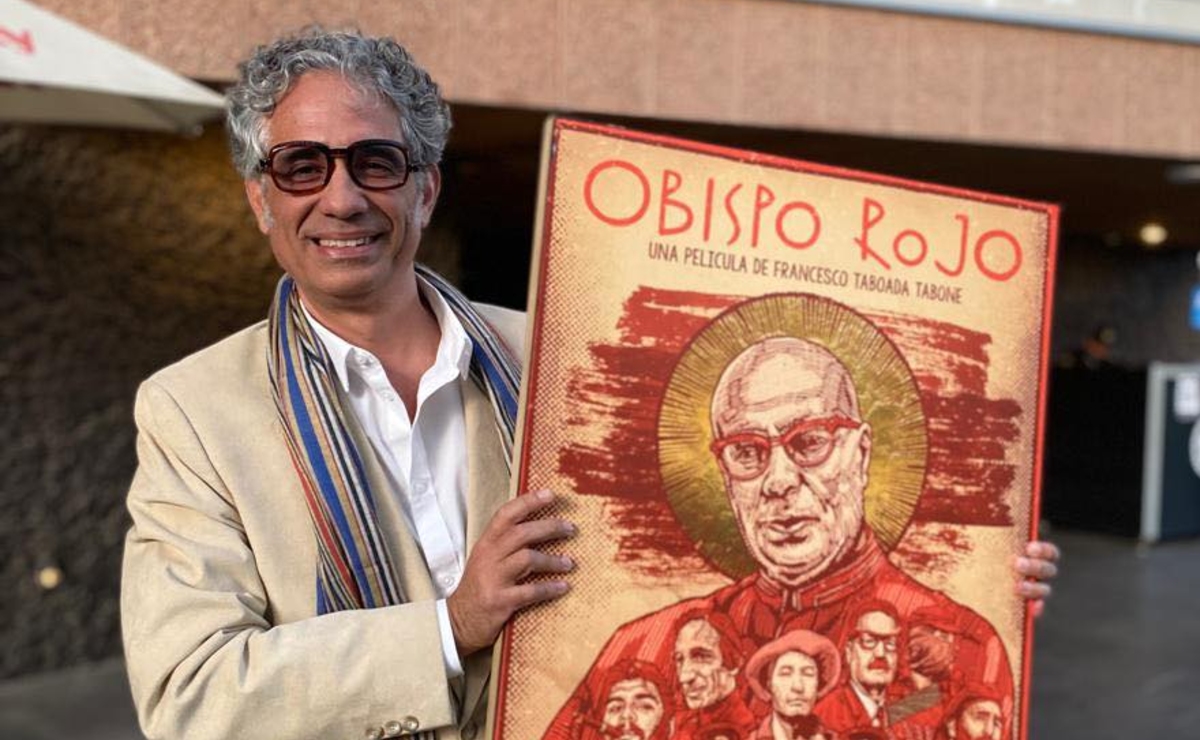 El documentalista Francesco Taboada Tabone con el póster de ‘Obispo rojo’. (Cortesía)