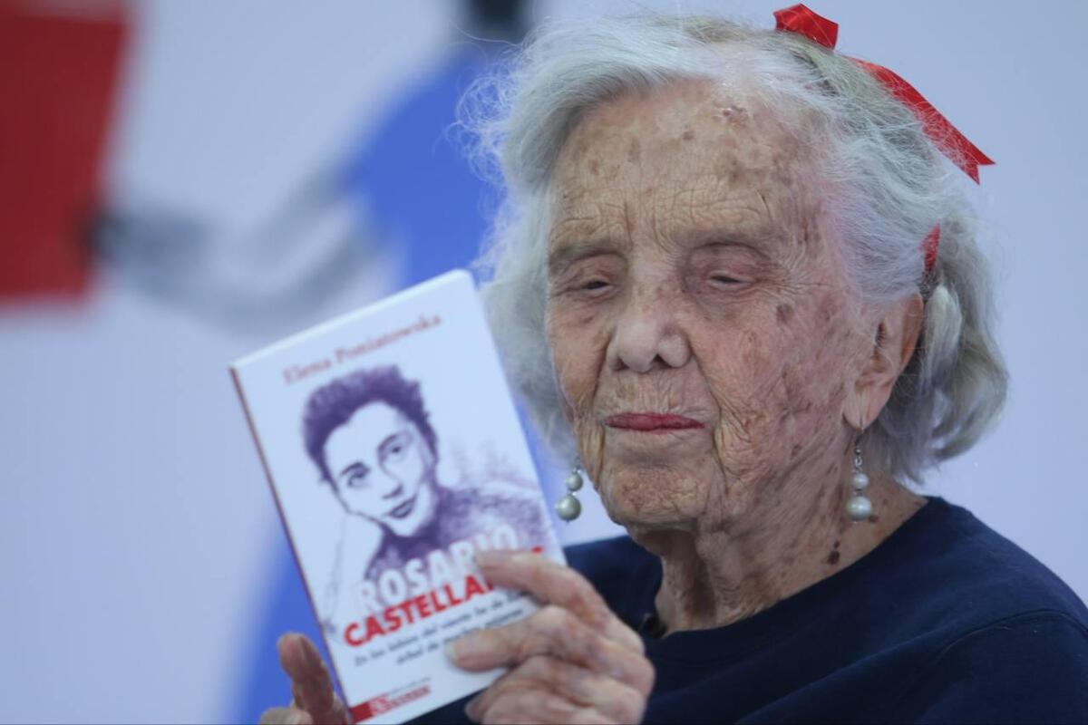 Elena Poniatowska en la Fiesta del Libro y la Rosa 2026. (Foto: Barry Domínguez | CulturaUNAM)