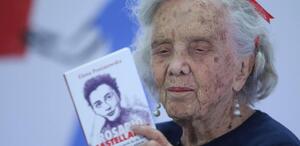 Elena Poniatowska en la Fiesta del Libro y la Rosa 2026. (Foto: Barry Domínguez | CulturaUNAM)