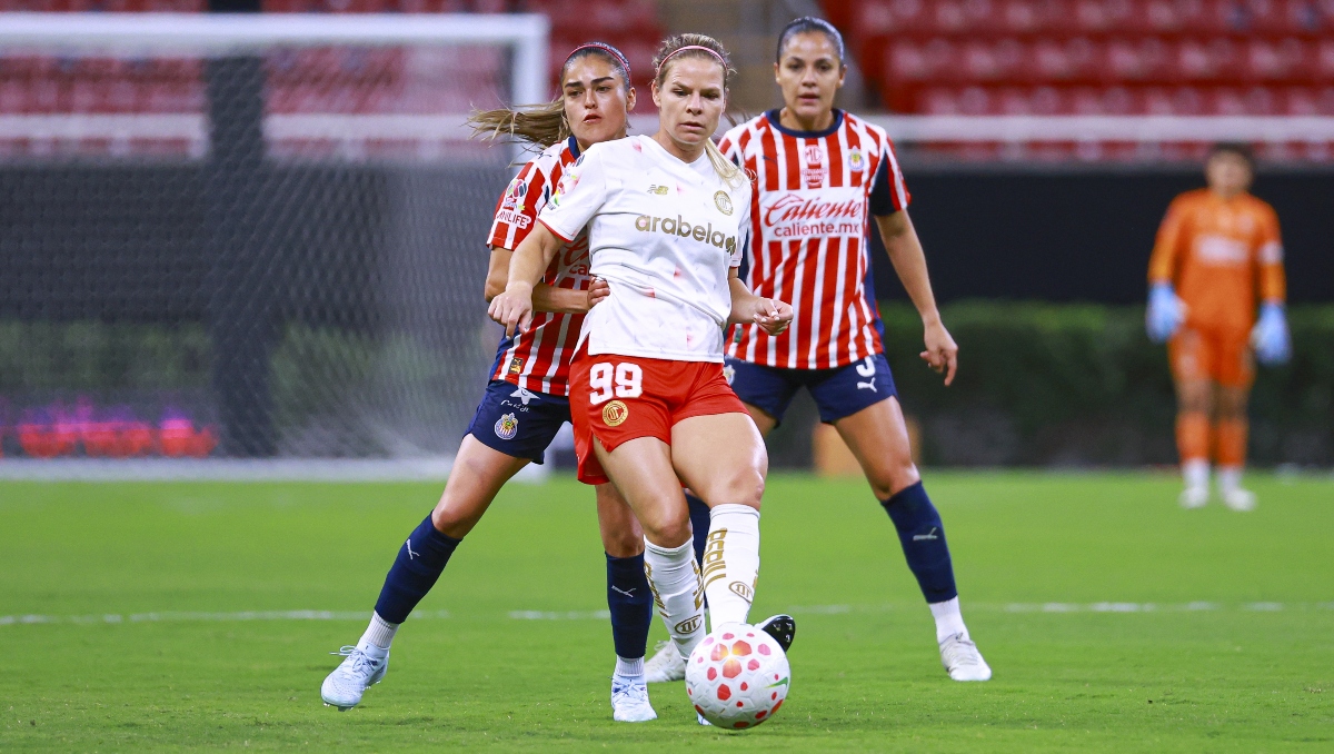 Ni la férrea marca impidió la anotación de la atacante francesa Eugénie Le Sommer (Foto: MexSport)