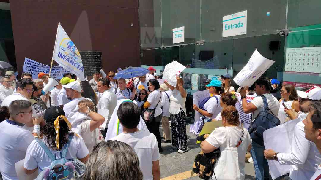 Los integrantes del colectivo permanecen a las afueras del búnker hasta que alguna autoridad atienda sus demandas. | Especial