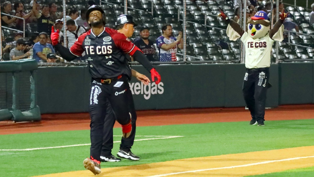 Luis de los Santos festeja su cuadrangular en el triunfo de Tecolotes sobre Saraperos.