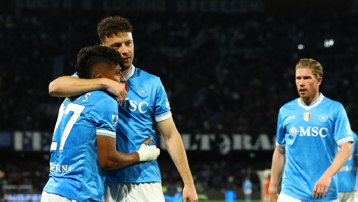 El Nápoles derrotó al Cremonese y congeló los festejos del Inter de Milán. (Reuters)