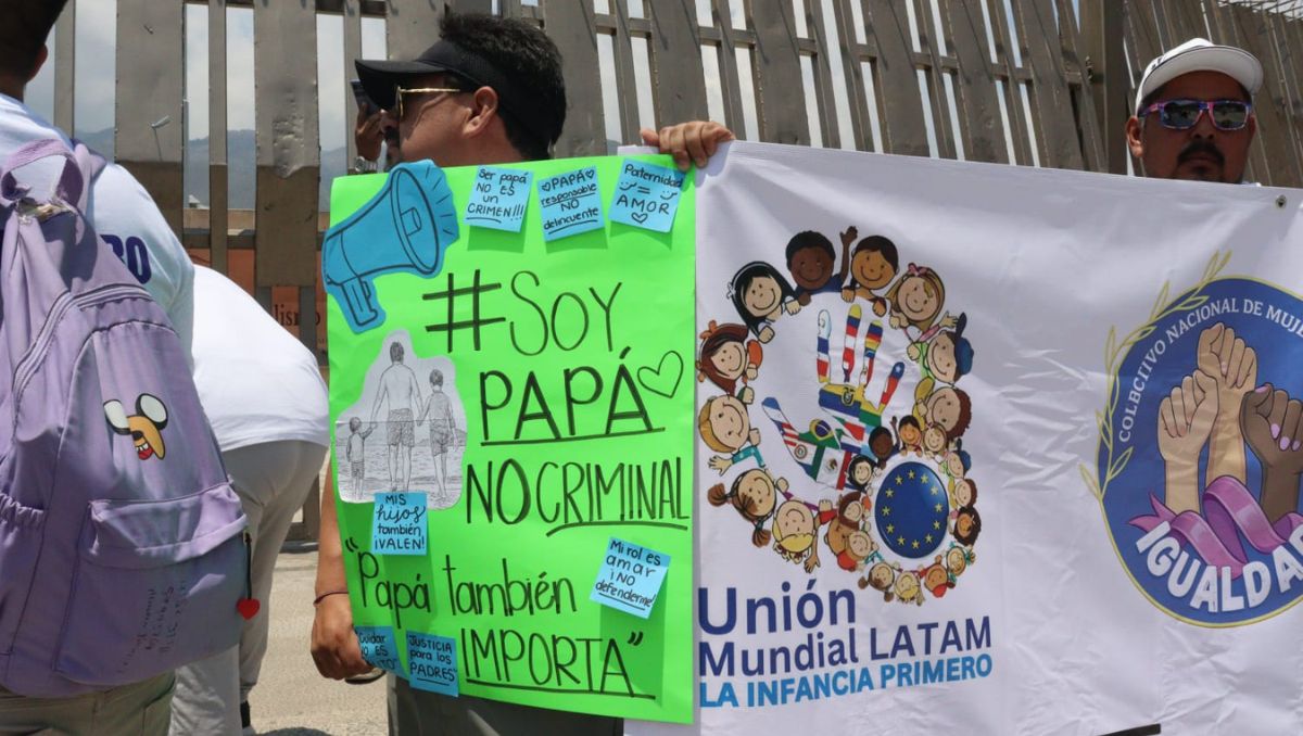 Padres de familia recorrieron calles de Guerrero para denunciar presuntas injusticias en juzgados familiares. | Foto. Especial