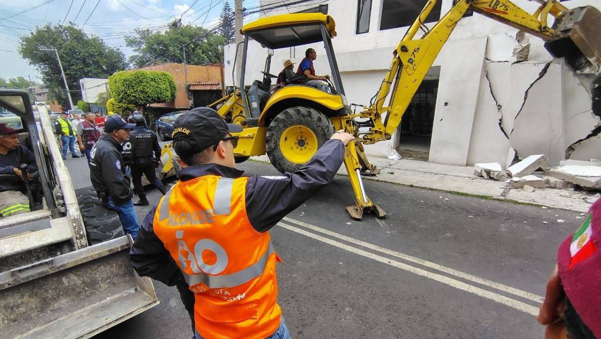Recuperan espacio peatonal en el Pedregal: demuelen barda que invadía la calle Nubes. | Foto: Especial