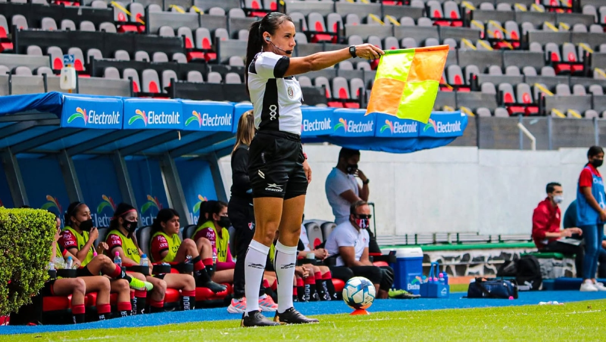 Sandra Ramírez, árbitra asistente tapatía, cumplirá el sueño de arbitrar un Mundial varonil tras 15 años de carrera (Foto: Cortesía)