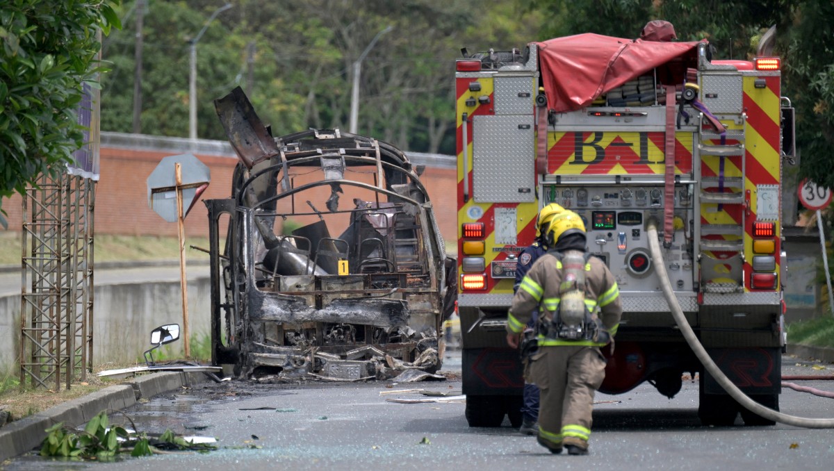 El siniestro dejó afectaciones en un vehículo y en la estructura de la base militar | Foto: AFP