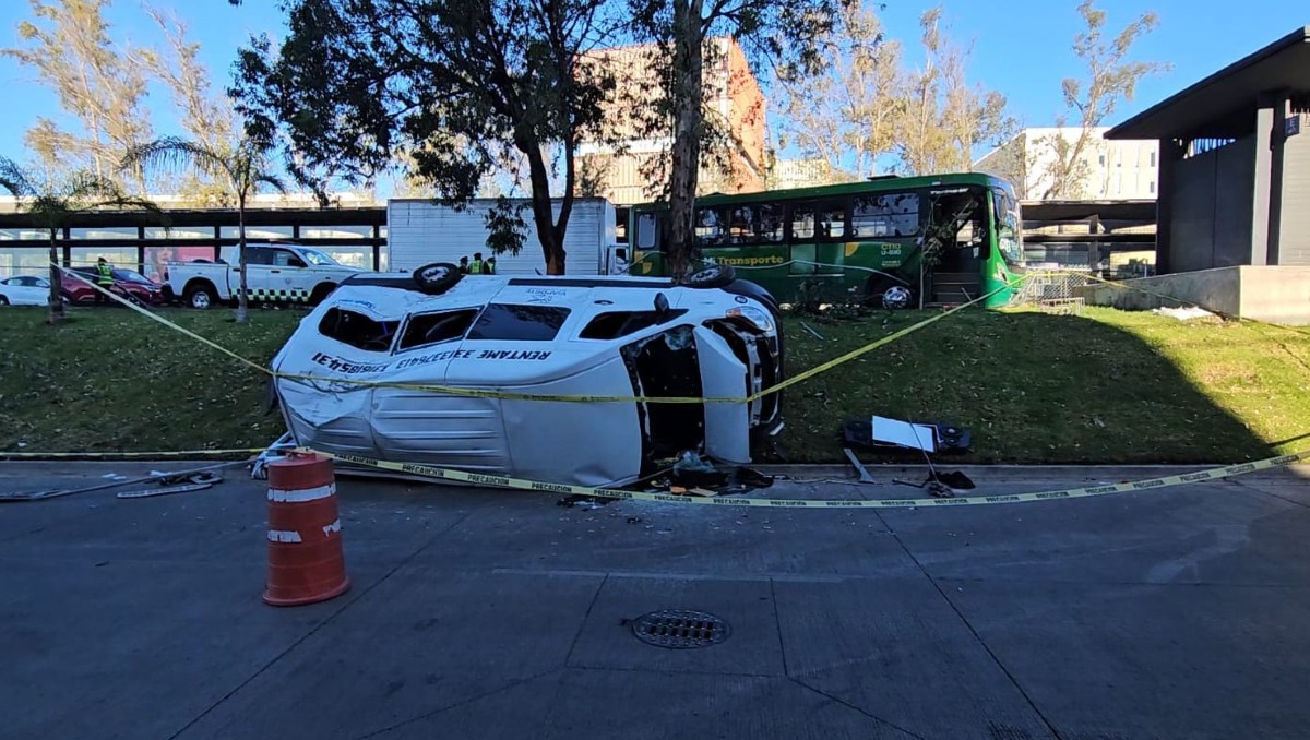 Un tercer vehículo habría ocasionado el choque y volcadura en Zapopan (Juan Carlos Munguía)