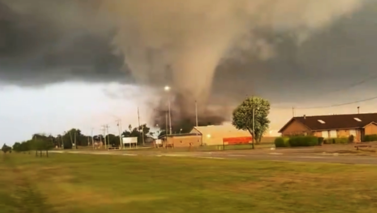 Tornado en Enid, Oklahoma. | @TheEXECUTlONER_ vía X