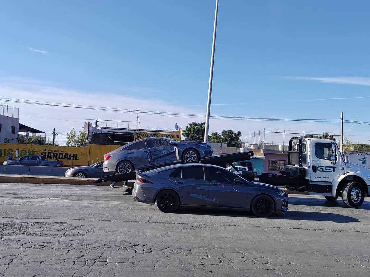 En Torreón, choque entre auto y pipa provoca caos vial. | Milenio Policía