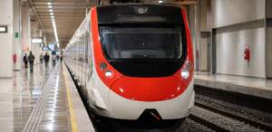 Tren Suburbano hacia el AIFA detenido en la zona de embarque de la estación terminal, mostrando su distintivo frente rojo y blanco bajo las luces de la plata