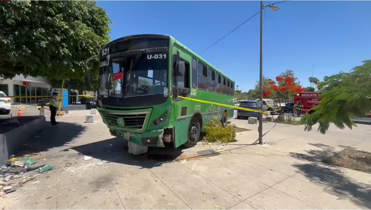 La unidad del transporte público terminó arriba del paso peatonal en la Glorieta La Normal de Guadalajara (Foto: Juan Carlos Munguía)