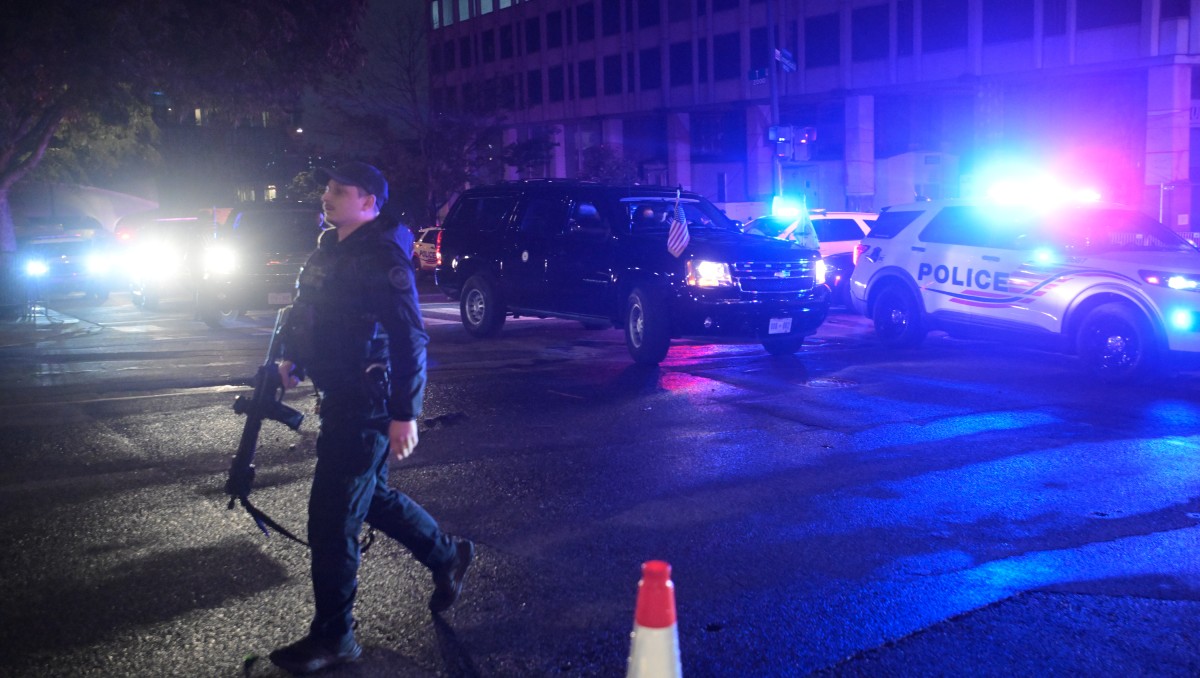 Agentes del orden público fueron vistos afuera de la cena de corresponsales de la Casa Blanca. | AP