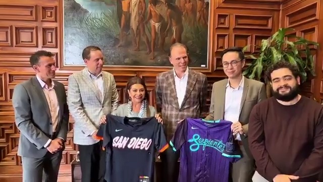 Clara Brugada con representantes de las Grandes Ligas de Béisbol. | Especial