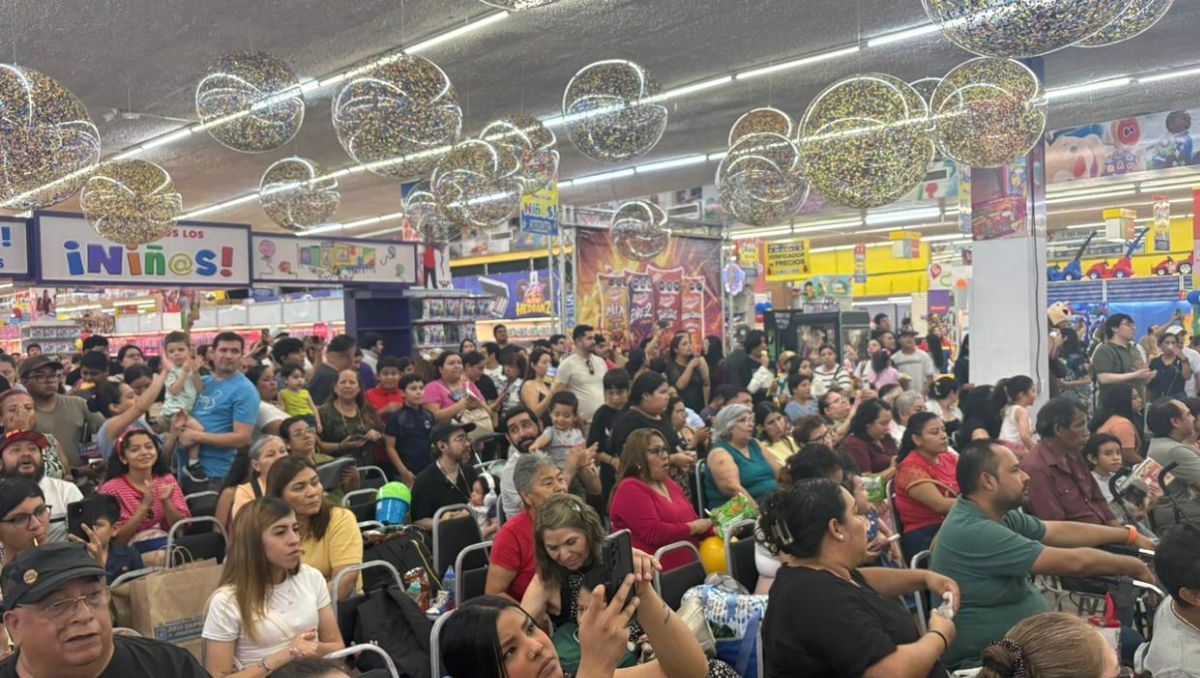 Disfrutan fiesta de despedida de Juguetería Julio Cepeda Gonzalitos. | Ángel Mercado