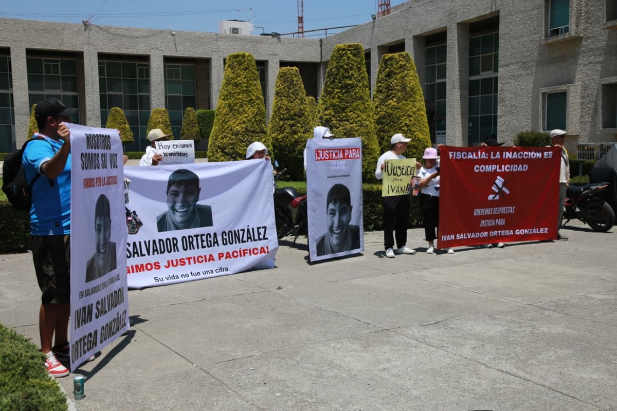 Familiares de Iván realizaron una manifestación pacífica afuera de las instalaciones de la Procuraduría. (Jorge Sánchez)