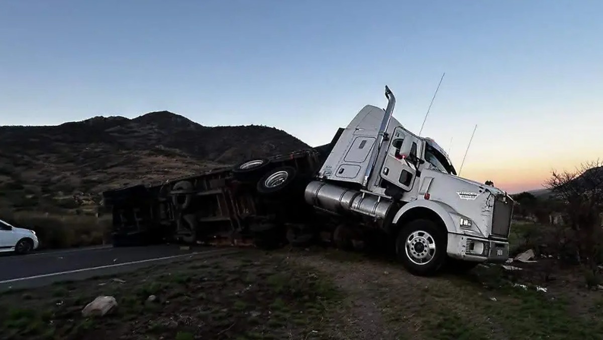 Guanajuato: vuelca tráiler y colapsa tránsito por más de dos horas | Especial