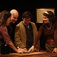 La historia de estos cuatro personajes se entrelaza a partir de las voces de dos mujeres.