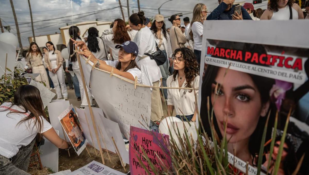 Marchan en Ensenada para honrar la memoria de Carolina Flores y presionar a las autoridades en la búsqueda de la responsable. | Foto: Said B