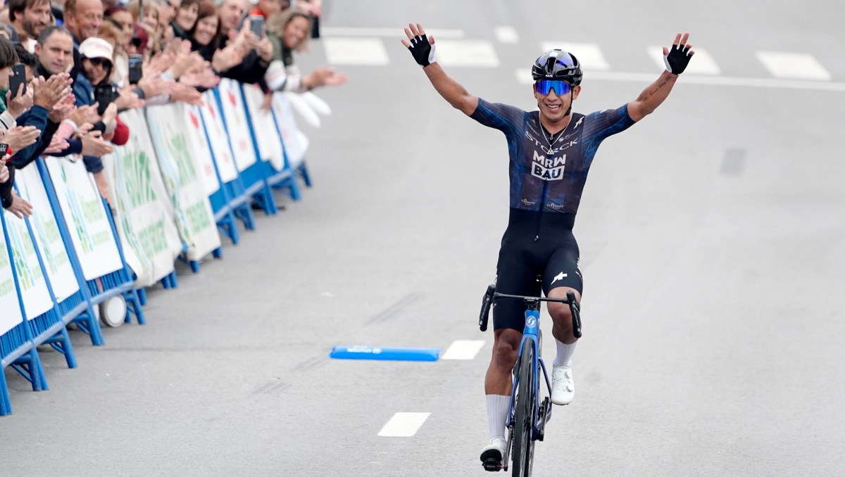 Mexicano Edgar Cadena gana la tercera etapa de la Vuelta a Asturias (EFE)