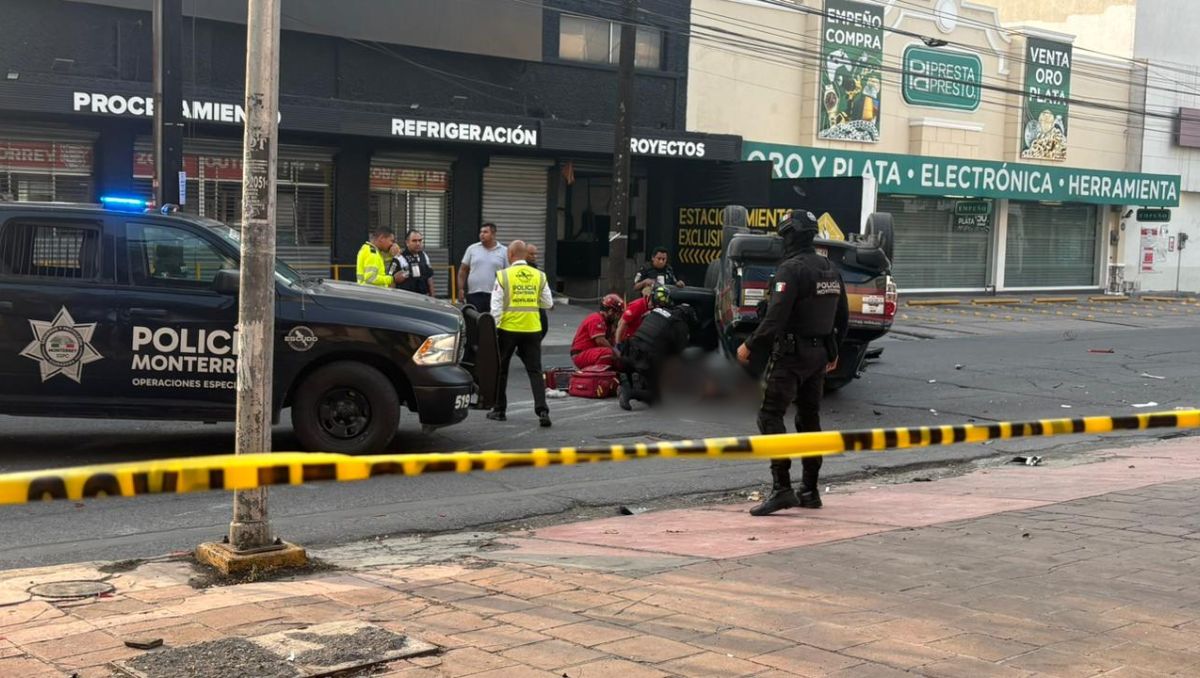 Paramédicos de la Cruz Roja trasladaron a los heridos al Hospital 21 del IMSS. Ángel Mercado