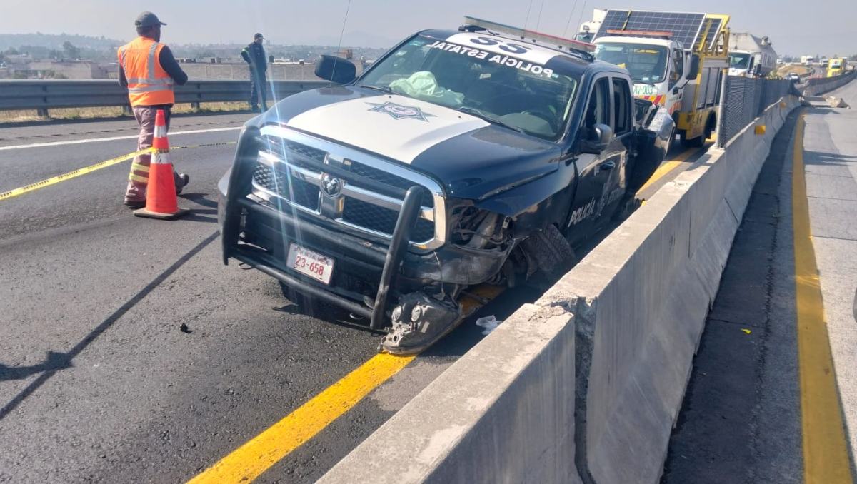 Policía estatal murió tras choque de patrulla contra tráiler en Circuito Exterior Mexiquense, en Ixtapaluca. | Foto: Especial