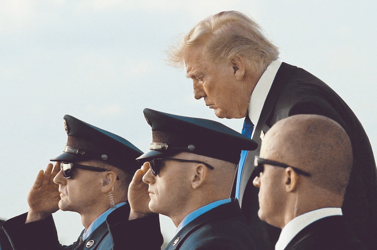 El presidente de EU desciende del Air Force One en el Aeropuerto Internacional de Palm Beach, Florida. REUTERS