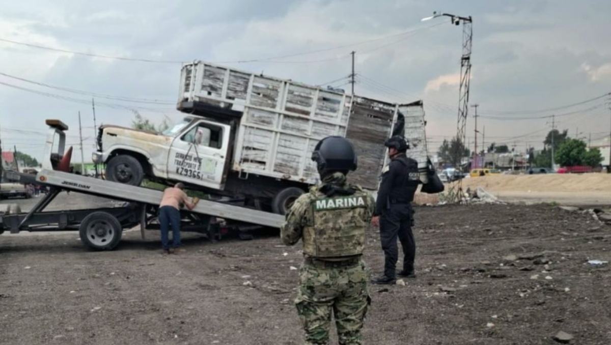 Retiran camiones de basura que invadían área federal; buscan recuperar espacios públicos en Ecatepec. Foto: Especial