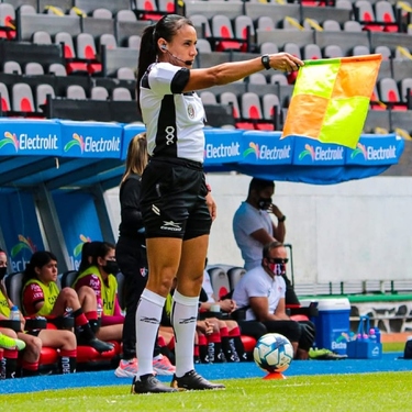 Con más de 15 años de carrera, la tapatía es una cirujana dentista que cambió el bisturí por el banderín y hoy se prepara para hacer historia