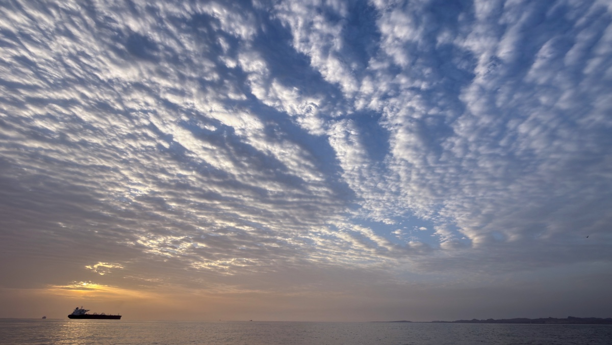 El sol sale detrás de un buque cisterna anclado en el estrecho de Ormuz, frente a la costa de la isla Qeshm, Irán. | AP