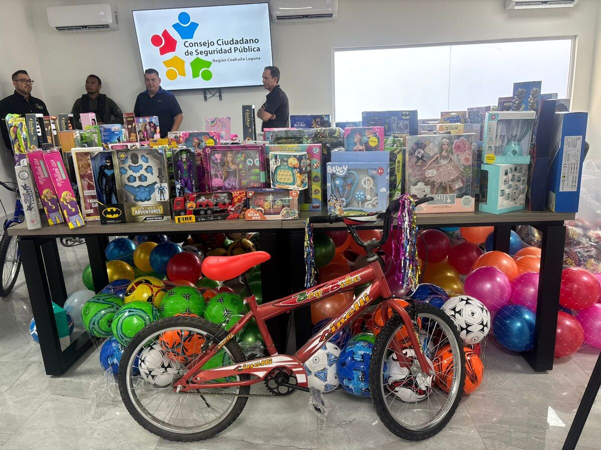 En Torreón, entregan juguetes a hijos de policías. | Especial