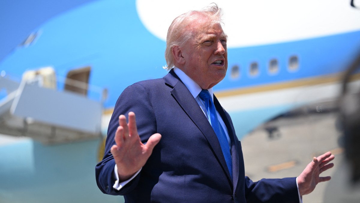 Trump habló a la prensa antes de abordar el Air Force One rumbo a Washington | Foto: AFP