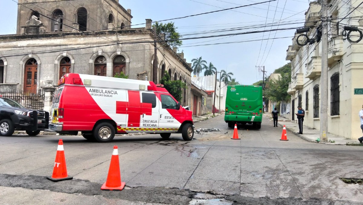 Ambulancia choca con autobús de transporte público en Tampico