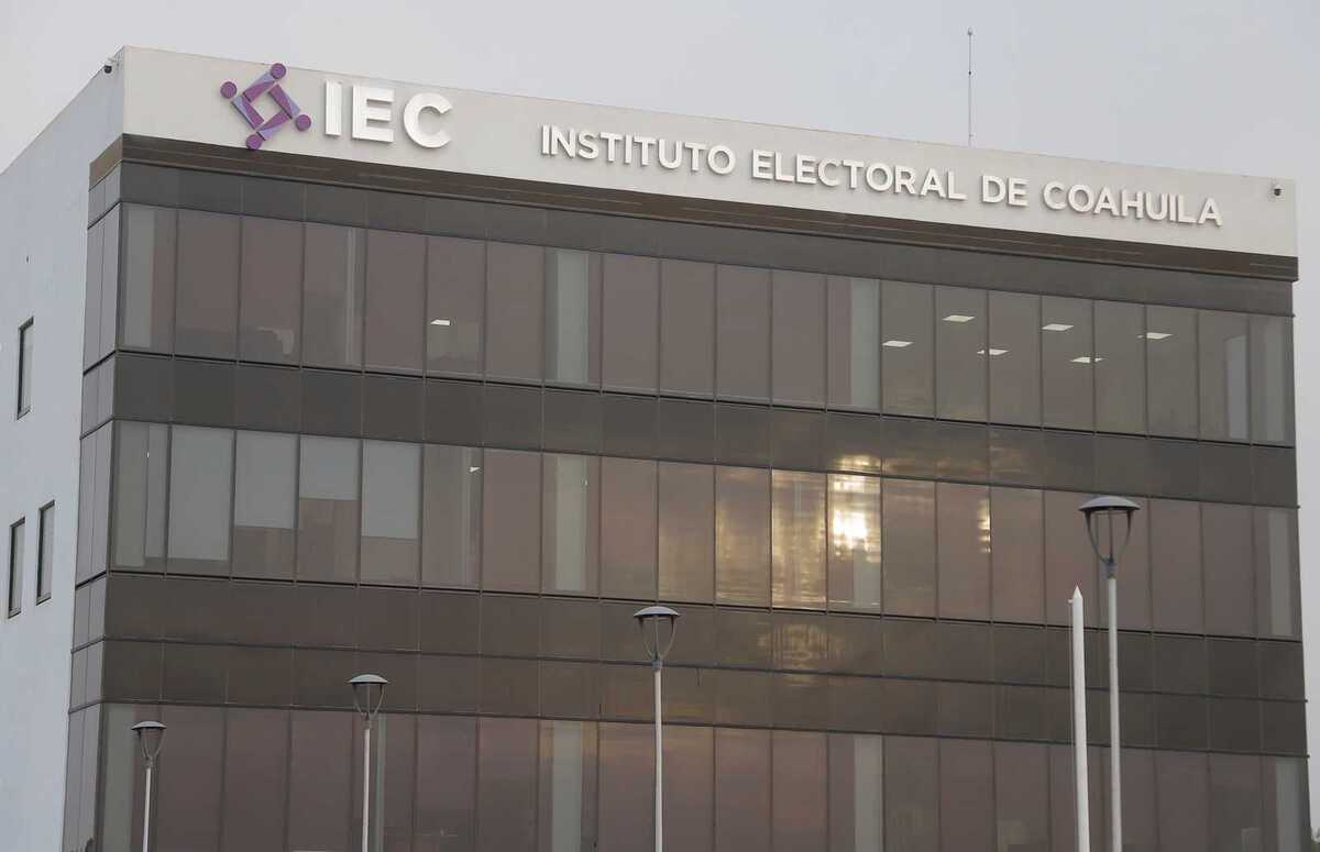 Aspirantes de distintos distritos formalizaron su inscripción ante el Instituto Electoral de Coahuila.| Manuel Guadarrama.