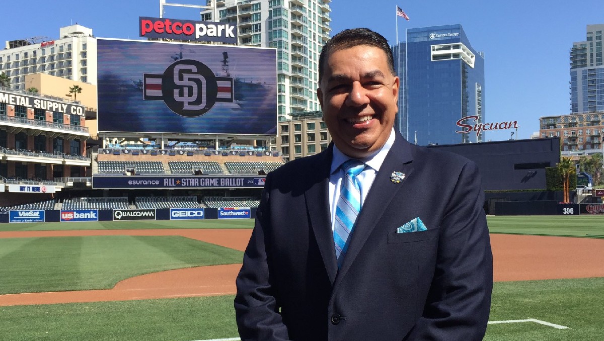 Eduardo Ortega, el mexicano con más años en MLB celebra sus 4 décadas con Padres visitando casa (X @EDEPORTEGA)