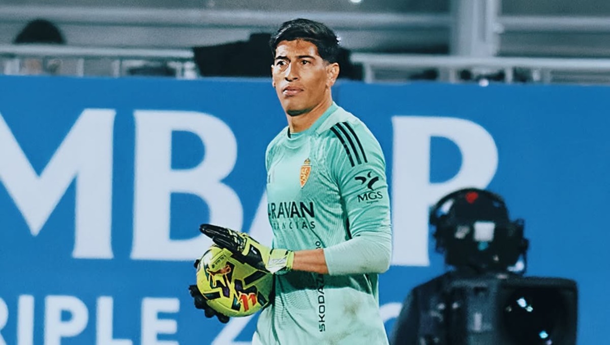 Esteban Andrada 'pierde la cabeza' por una expulsión y golpea a un rival con un puñetazo en España (Instagram @realzaragoza)