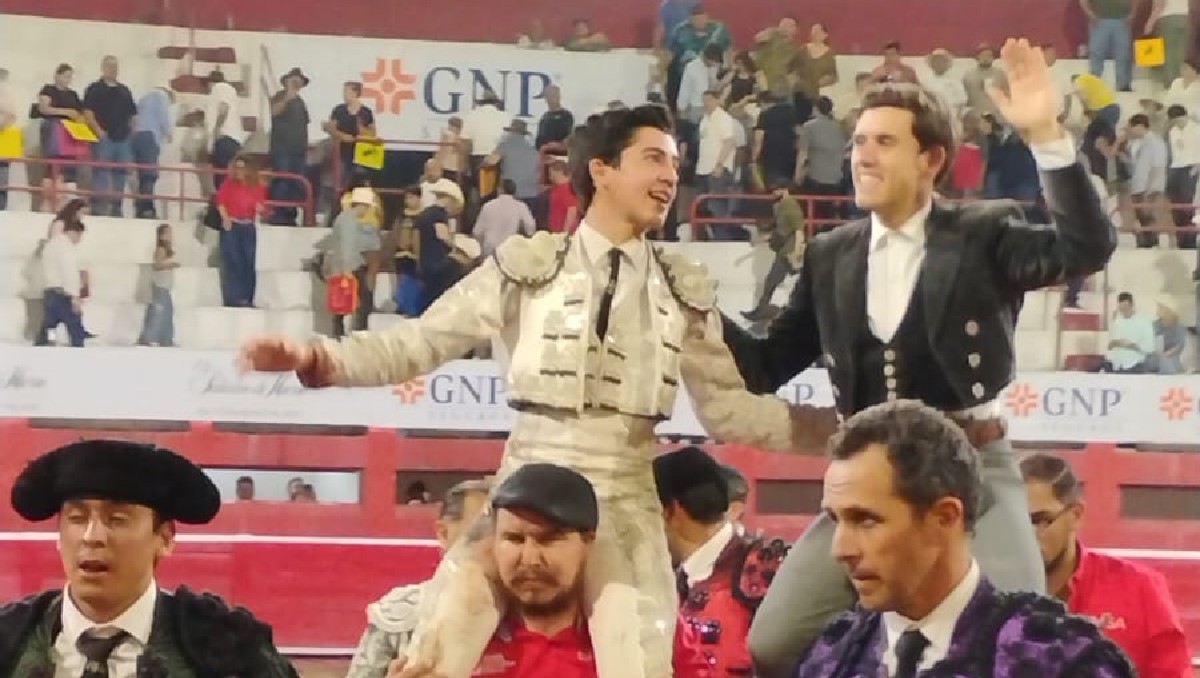 Guillermo Hermoso de Mendoza y Marco Pérez salen en hombros en la Monumental Monterrey (Martha Cedillo)