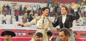 Guillermo Hermoso de Mendoza y Marco Pérez salen en hombros en la Monumental Monterrey