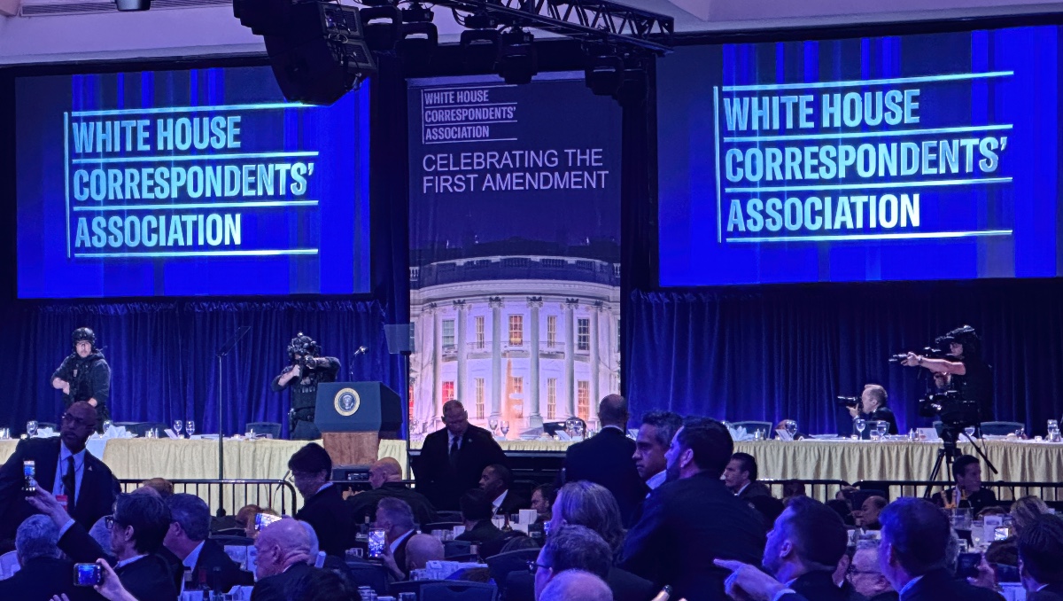 Miembros del Servicio Secreto de EEUU se ven en el escenario tras disparos en el salón de baile de la Casa Blanca. | AP